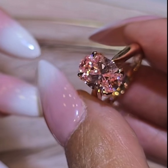 Lab grown pink oval ring - Picture 2 of 8